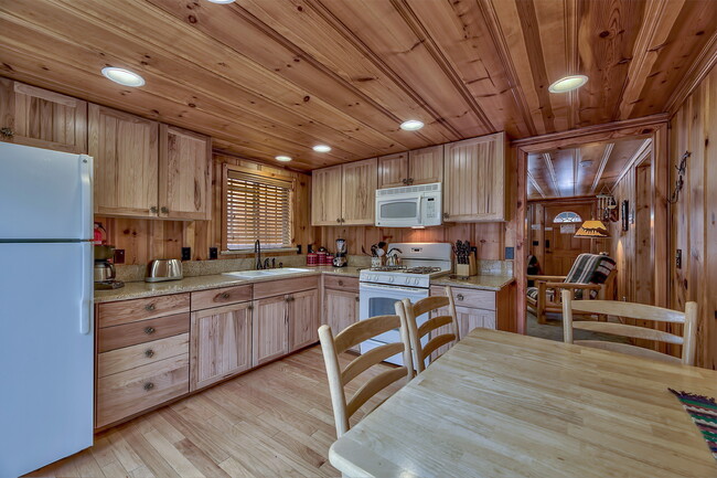 Kitchen with gas stove, fridge and microwave. Table for 4 - 1139 Craig Ave