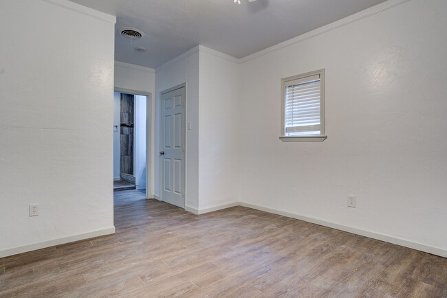 Building Photo - Adorable 4 Bed 2 Bath In Maxey Park!