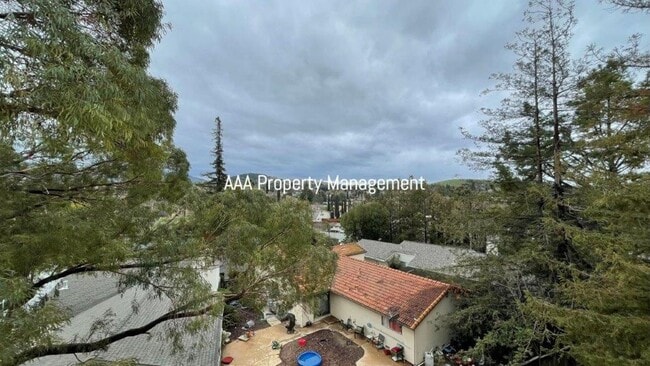 Building Photo - Beautiful 4 bedroom 2.5 bath townhome w/ v...
