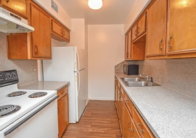 Building Photo - 2000 4th St