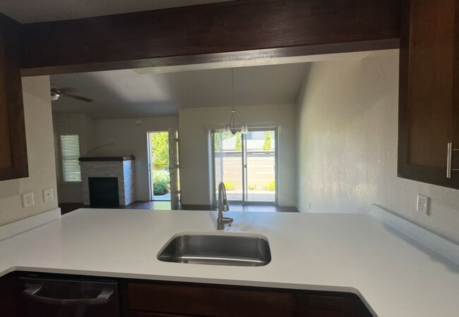 Building Photo - Beautiful 3bd/2bath home