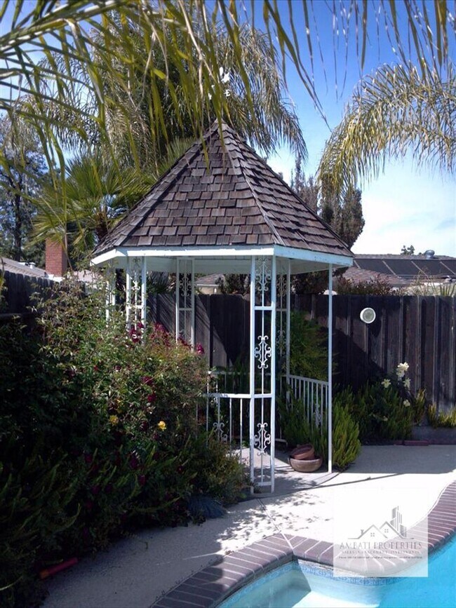 Building Photo - Must See! Lovely 3 Bedroom 2 Bath Home with Pool