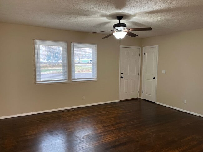 Building Photo - Centrally located 3 bedroom bungalow READY NOW!