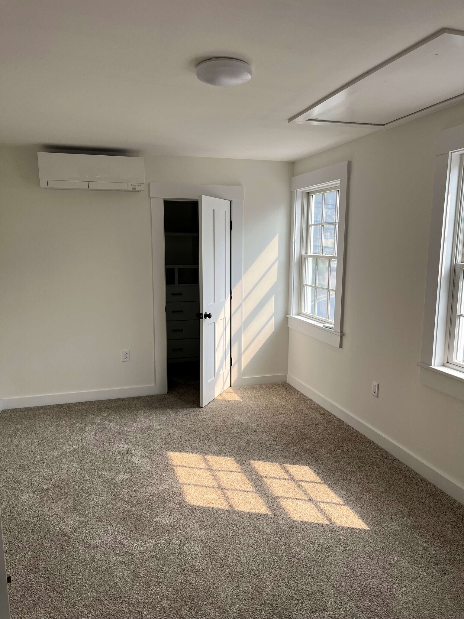 Building Photo - 169 E Main St