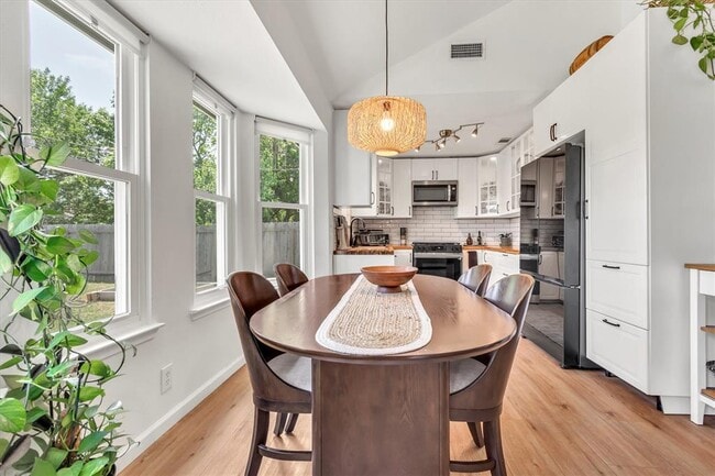 Building Photo - 206 Quail Cir