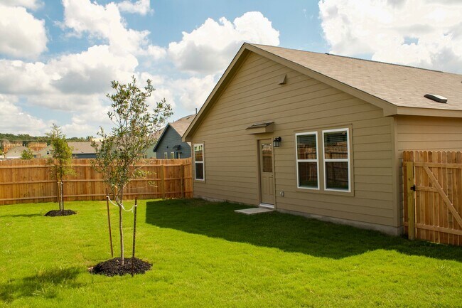 Building Photo - 4 BR / 2 BA - 1,667 SF in San Antonio - WA...