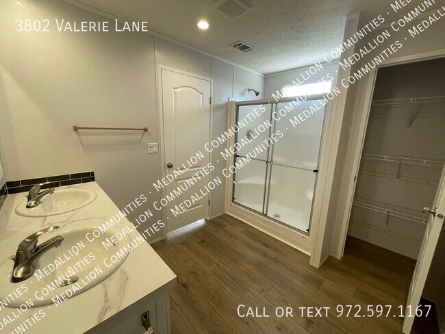 Building Photo - 3802 Valerie Ln