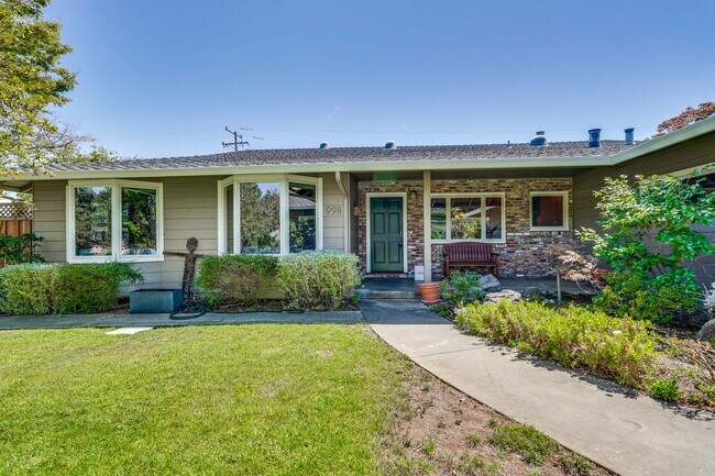Building Photo - Excellent 3 Bedroom 2 Bath In A Great Neig...