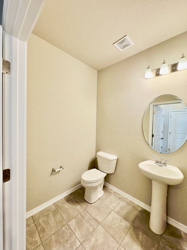 Building Photo - 3 Bedroom 2.5 bath 2 car garage with centr...