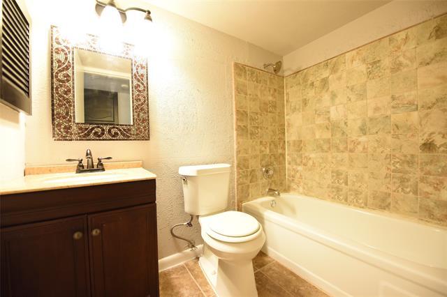 Building Photo - 3820 7 Gables St