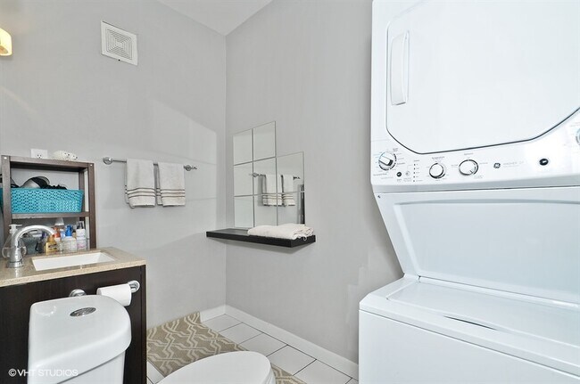 Building Photo - 1701 N Maplewood Ave