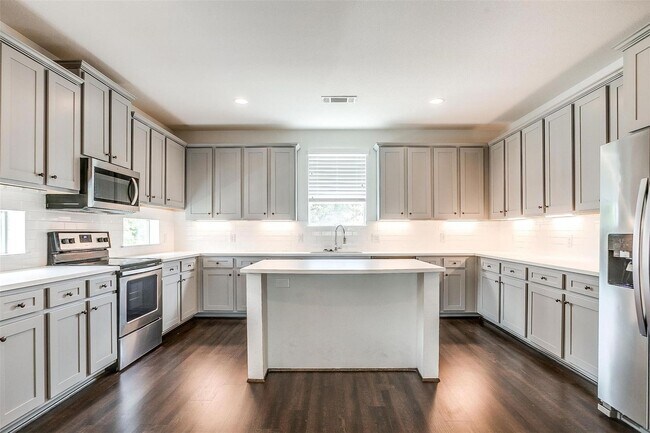 Building Photo - 3515 S Hills