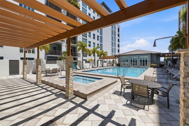 Building Photo - 1227 E Madison St