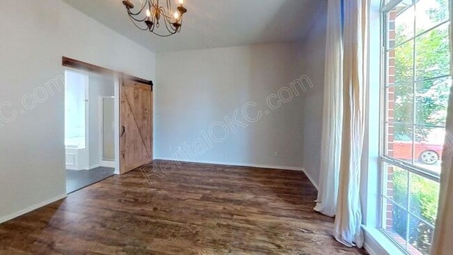 Building Photo - 4 Bed 2 Bath near Buck Thomas Park.