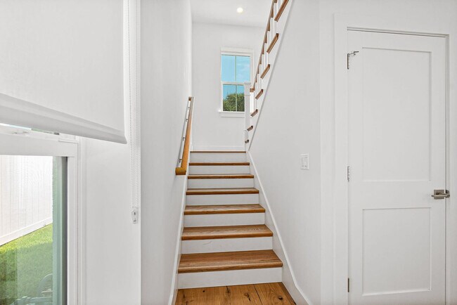 Building Photo - 105 8th St