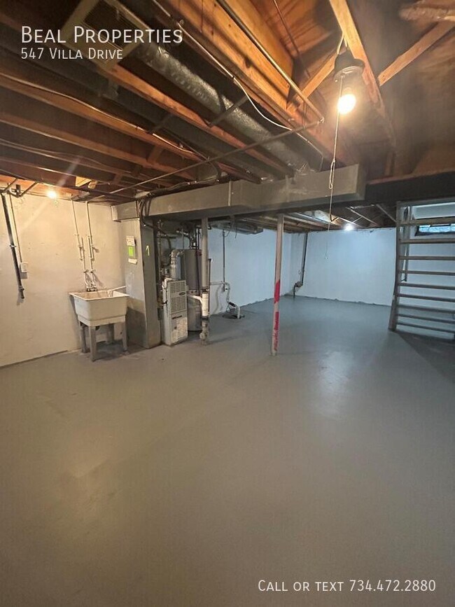 Building Photo - 547 Villa Dr