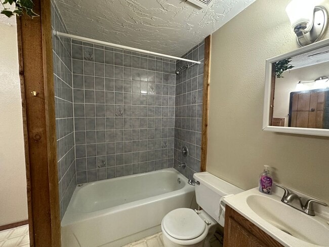 Building Photo - 3 Bedroom 2 Bathroom Home available to rent in Farmington