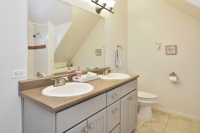 Building Photo - 2350 N 6th Ave