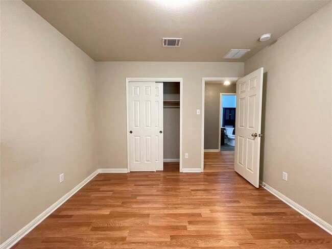 Building Photo - 600 Lakemont Dr