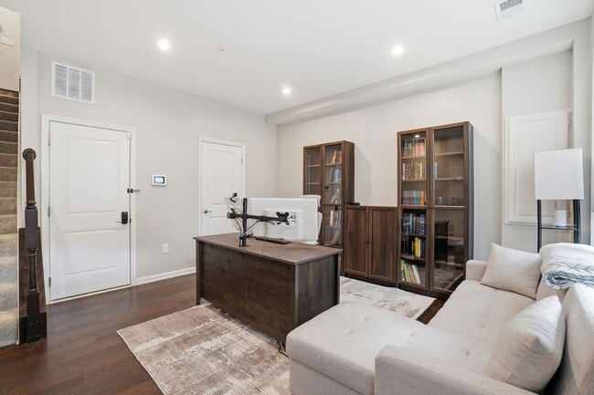 Building Photo - Stunning 3BR Townhome with Roof Deck in Reserves at Dakota Crossing!