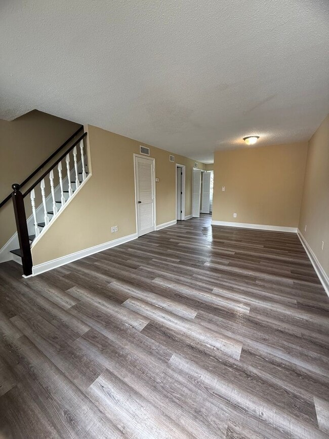 Building Photo - Renovated Townhouse