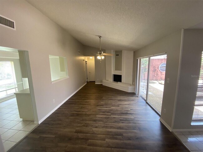 Building Photo - 2 bed 2 bath With Private Courtyard
