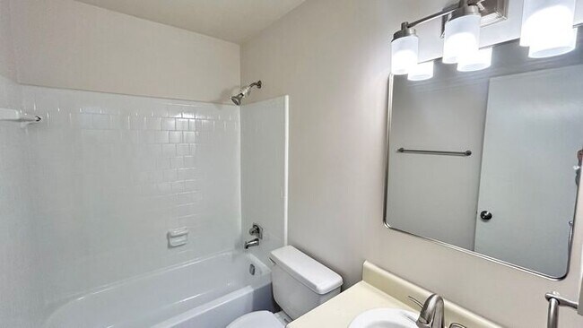 Building Photo - Alpharetta 3 Bedroom-2 Bathroom, Minutes From 400, Dining and Shopping.