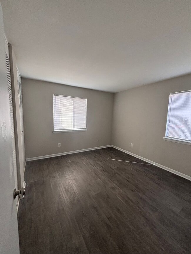 Building Photo - Spacious One Bedroom Available.  Close to University and Downtown Area.