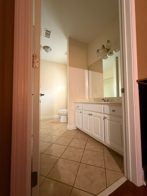 Building Photo - 557 Town Square Way