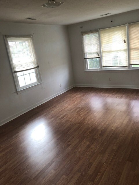 Building Photo - 923 Main St