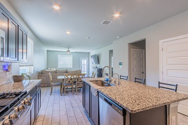 Building Photo - Beautiful home offers access to resort-style amenities