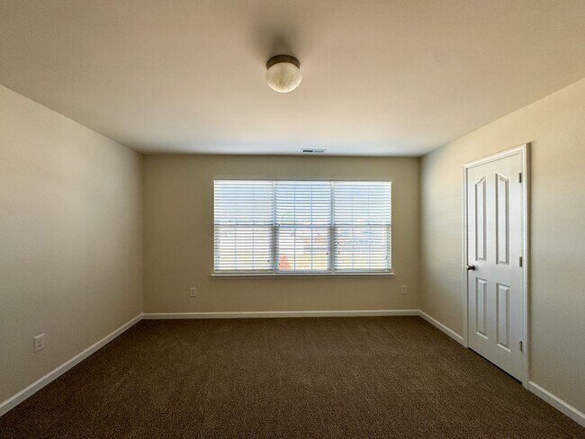 Building Photo - Lovely 5 Bed 3 Bath Home with Community Amenities