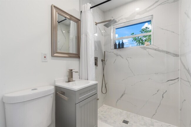 Building Photo - 1409 NE 2nd Ave