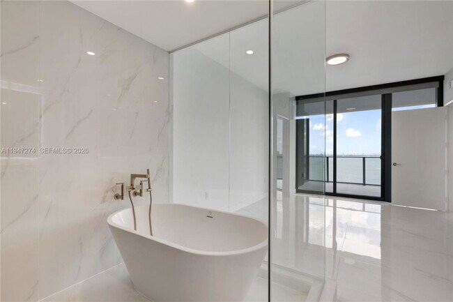 Building Photo - 700 NE 24th St