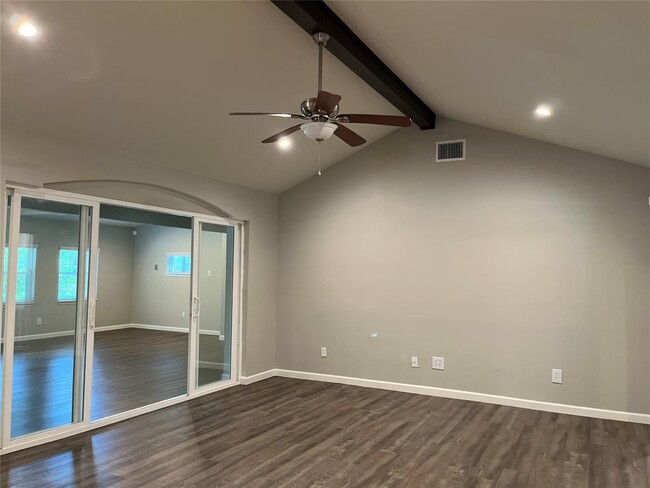 Building Photo - 304 S Shadowbend Dr