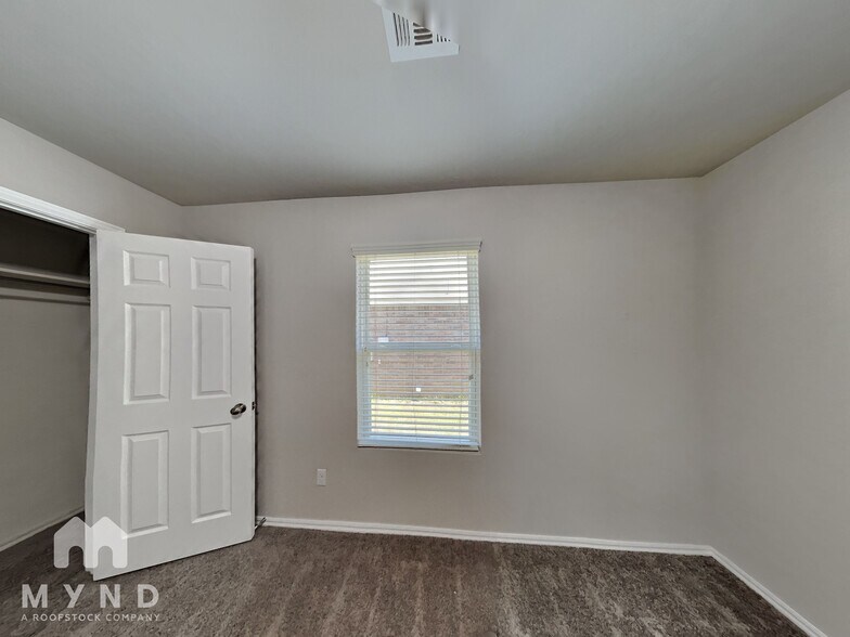 Building Photo - 1716 Lanesboro Dr