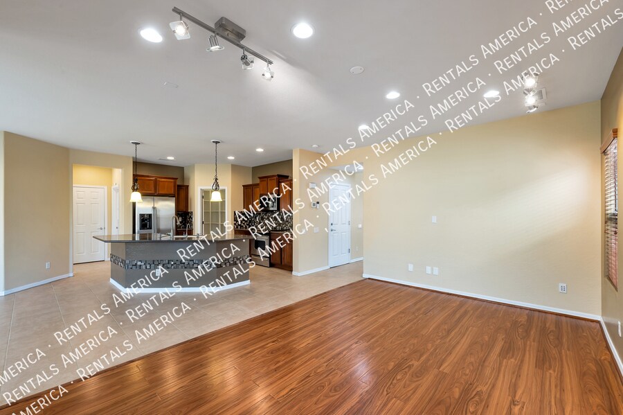 Building Photo - 15813 N Dante Dr