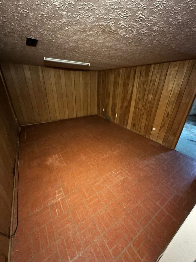 Building Photo - Updated 3 Bed 1.5 Bath Townhome with basem...