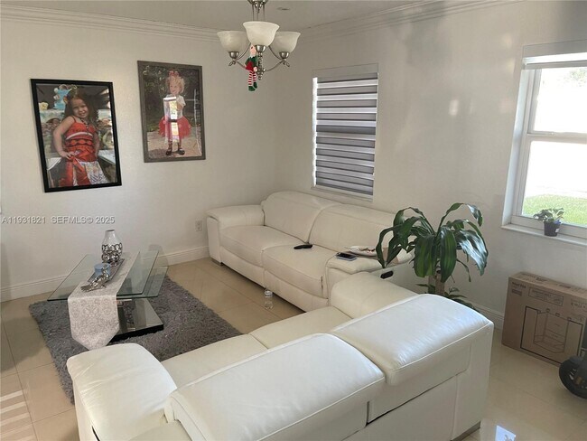 Building Photo - 10840 Westwood Lake Dr