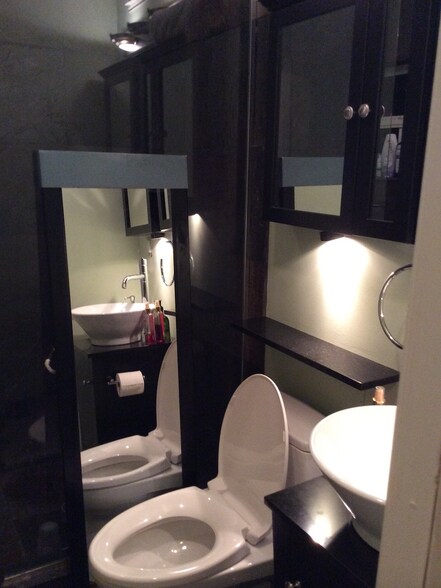 Building Photo - 1008 NE 11th St - Side Unit