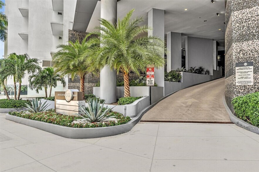 Building Photo - 900 Biscayne Blvd