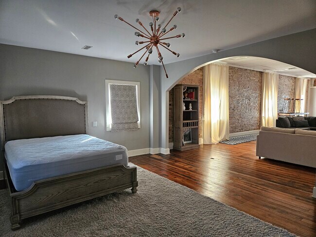 Building Photo - 301 Broadway