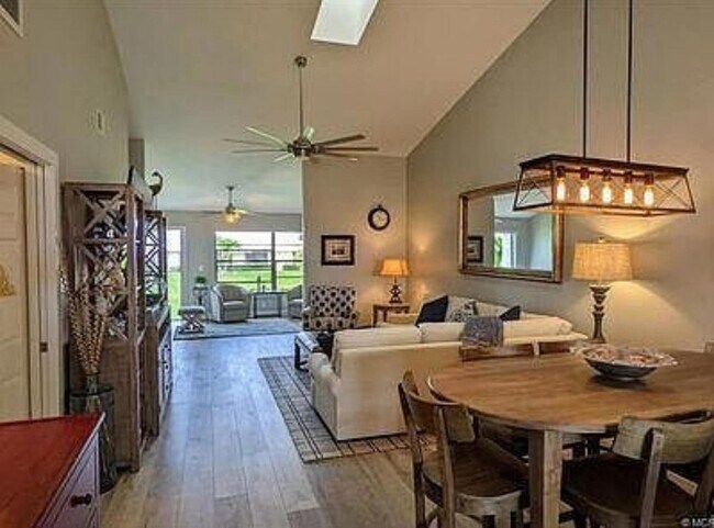 Building Photo - 7716 SE Sugar Sand Cir