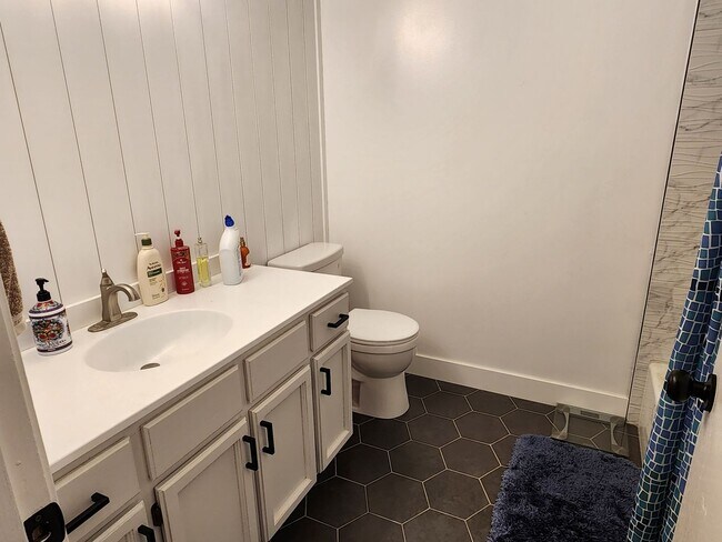 Building Photo - Great 5 Bed 3 Bath Remodeled Home