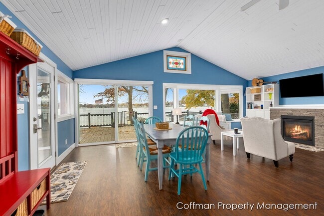 Building Photo - 3 bed, 2.5 bath Located on Bostwick Lake