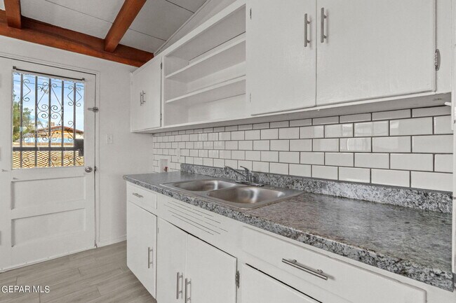 Building Photo - 550 Dolan St