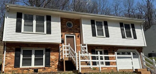 Building Photo - 2823 Lansing Dr SW