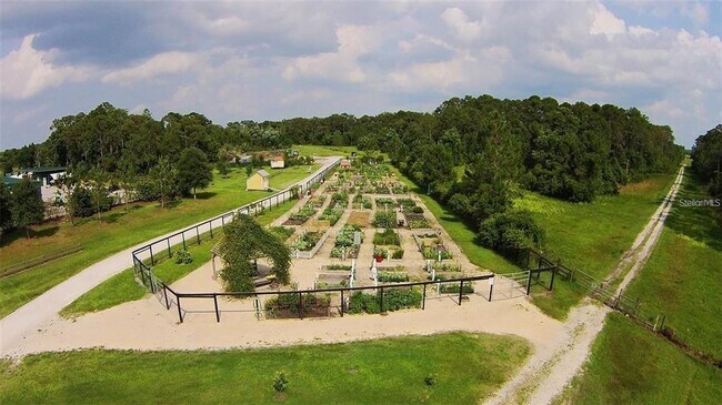 Building Photo - 7112 Five Oaks Dr