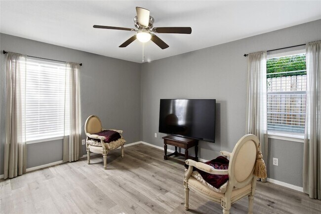Building Photo - 2410 Buttercup Cir