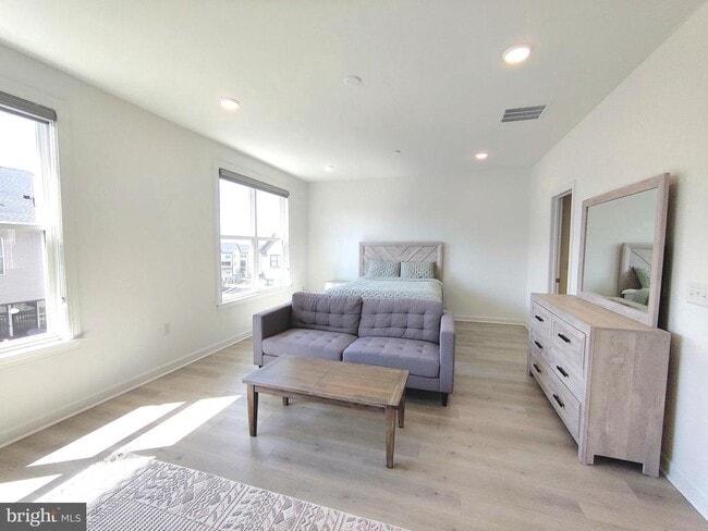 Building Photo - 5002 Longmire Wy